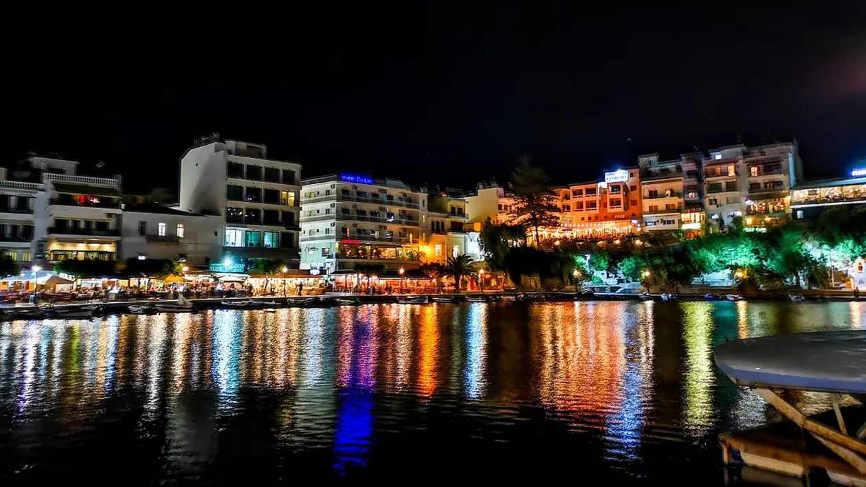 Carantină de noapte și muzica interzisă în Heraklion. Orașul a devenit a patra destinație turistică a Greciei în care sunt introduse restricții suplimentare în această vară