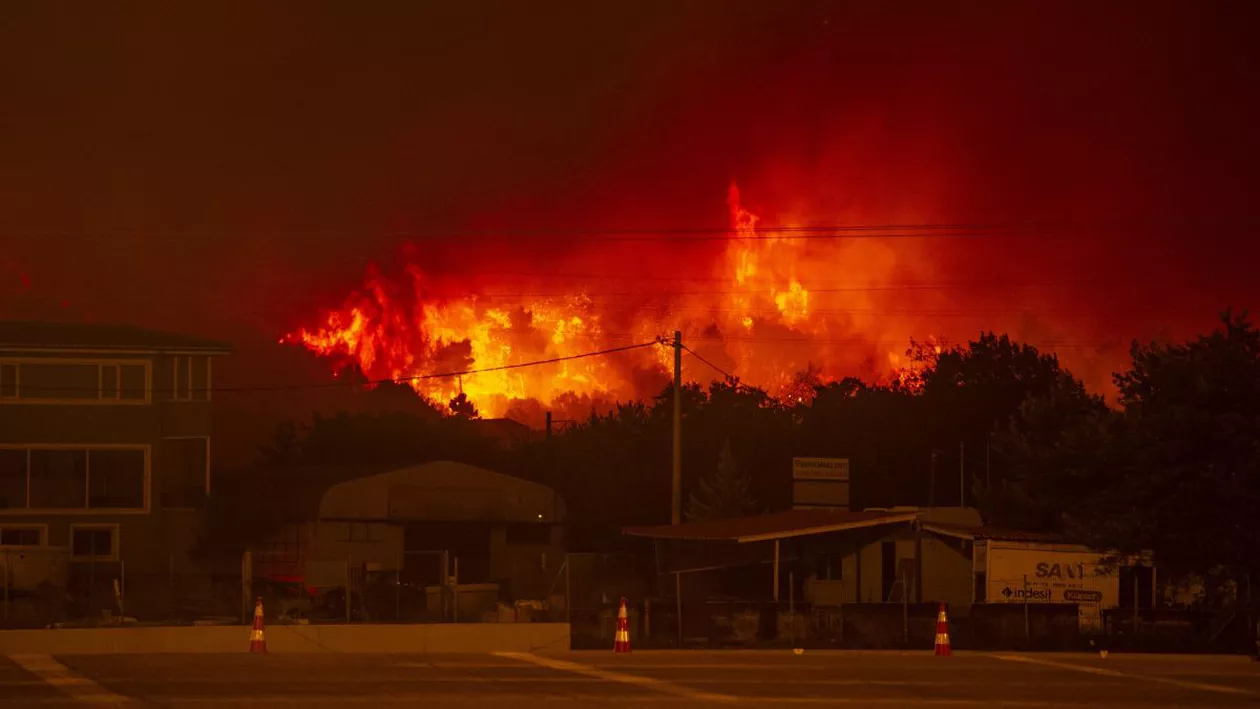 Cele mai cunoscute destinații turistice ale românilor sunt distruse de incendiile de vegetație. Trei persoane au murit în Turcia, iar alte patru în Italia