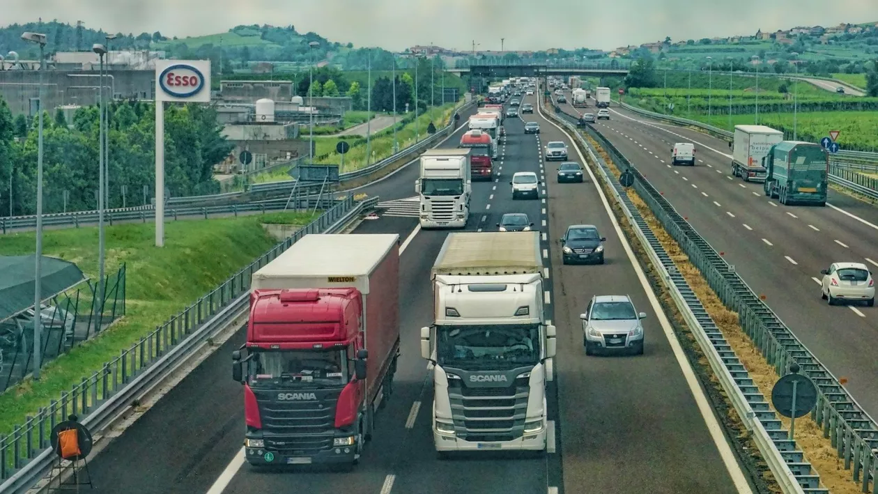 Transportatorii nevaccinați care circulă prin țări cu risc epidemiologic ridicat vor trebui să stea în continuare în carantină