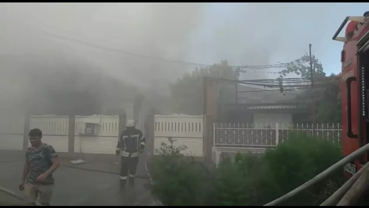 Incendiu violent în Brăila: Flăcările au cuprins patru case (VIDEO)