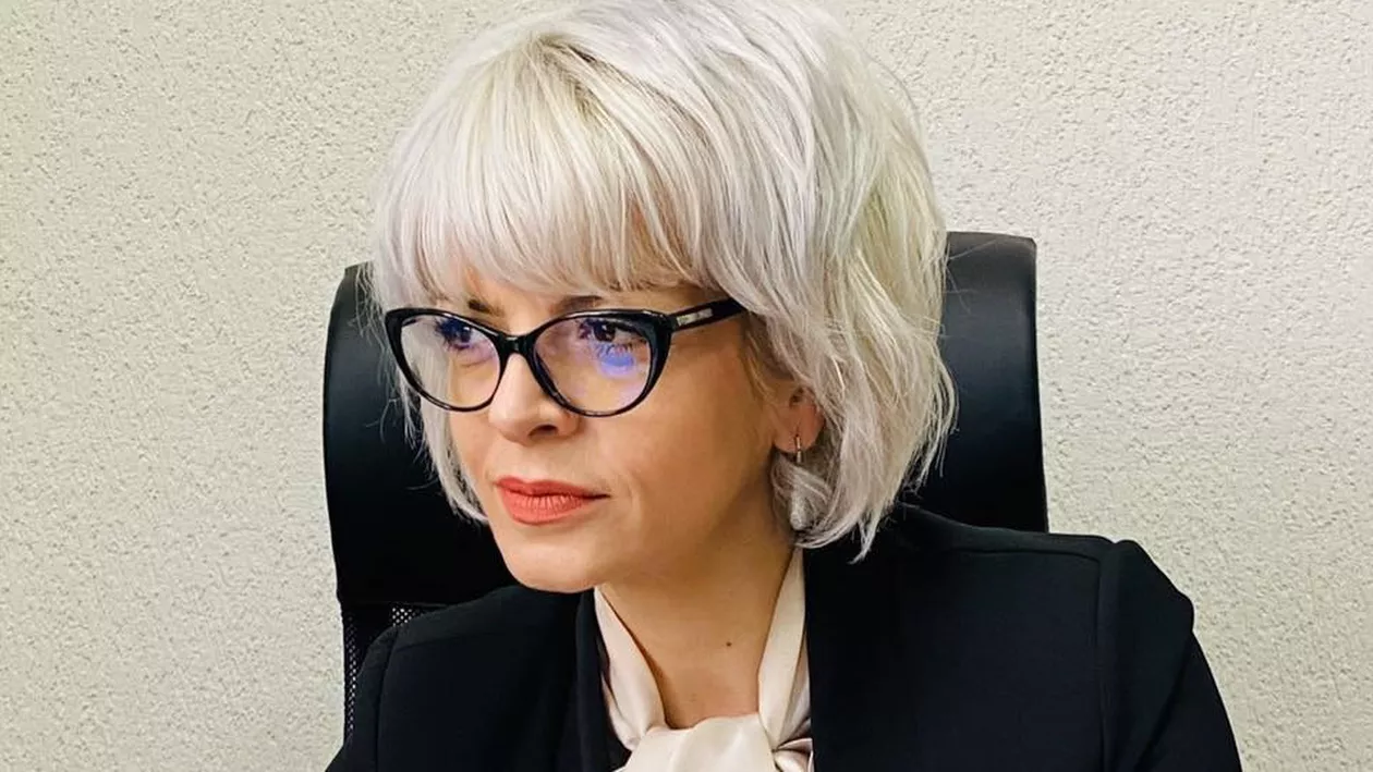 Ioana Lazăr este șefa secretariatului tehnic al Comitetului pentru „România Educată”. Ea a urmat Universitatea Spiru Haret și a fost readusă la Ministerul Educației la câteva ore după venirea lui Sorin Cîmpeanu