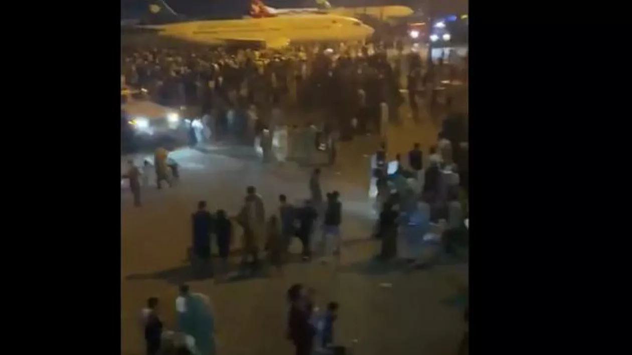 Un fotbalist afgan și-a pierdut viața la Kabul, când a căzut dintr-un avion american