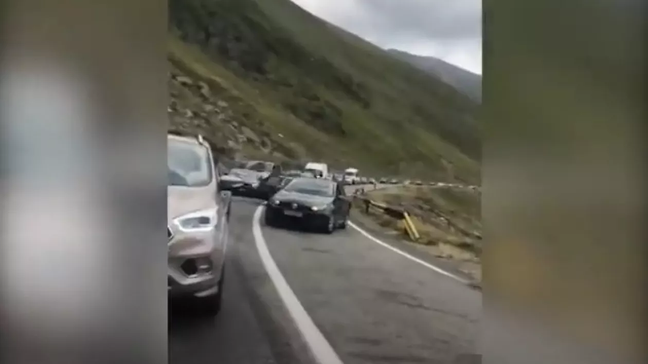 Bătaie între șoferi pe Transfăgărășan. Un bărbat a fost luat pe capotă (VIDEO)