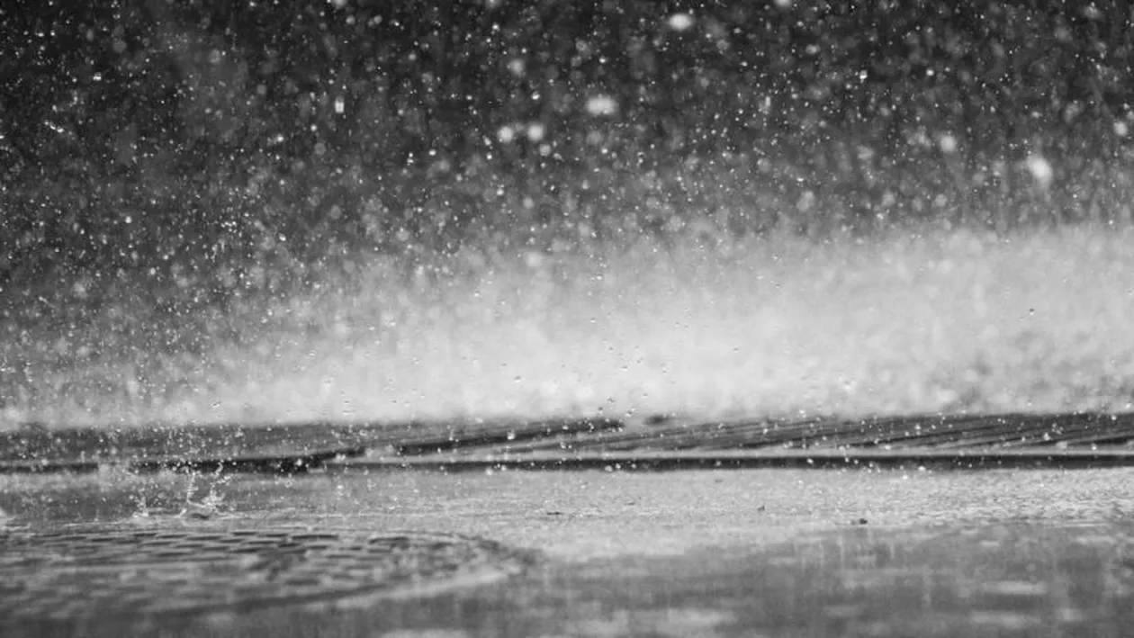 Cod galben și portocaliu de averse torenţiale în aproape toată țara. Zonele vizate de fenomene meteo extreme