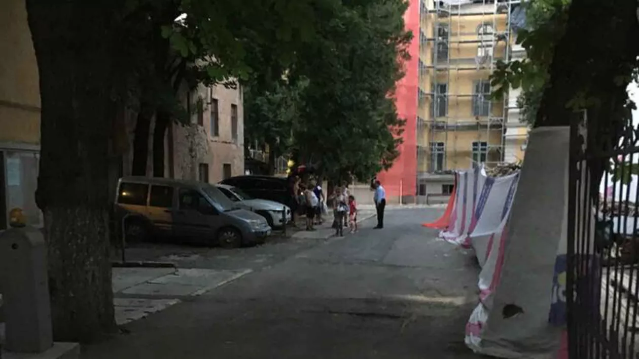 Din cauza prețurilor mari la parcare în centrul Braşovului, şoferii cu Q7 ajung să parcheze în curtea Politehnicii