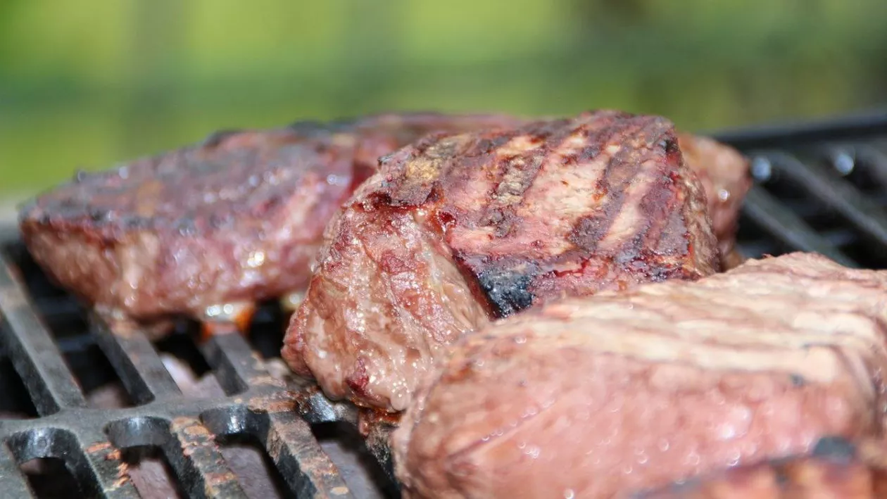 Prețurile la Mamaia, din ce în ce mai mari. Cât a plătit un turist pe o friptură și cât a ajuns să coste porția de hamsii la malul mării