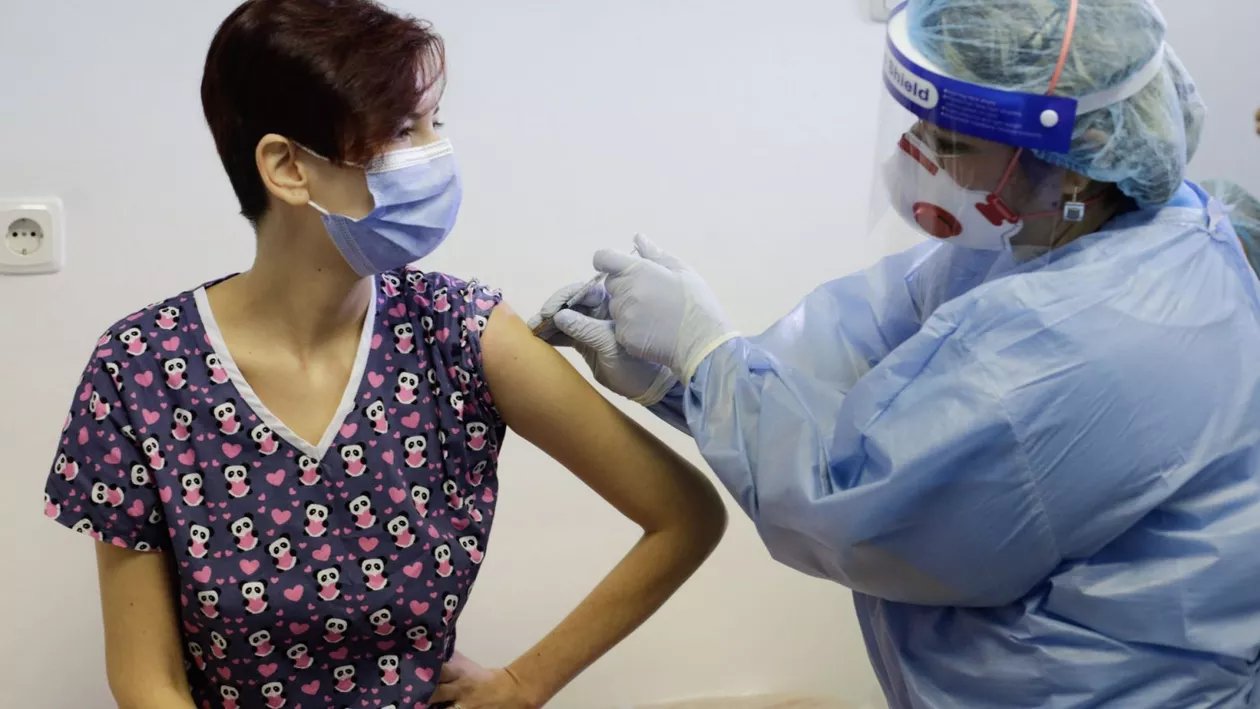 Cercetătorii din SUA avertizează: Eficacitatea vaccinurilor de la Pfizer și Moderna a scăzut la 66%