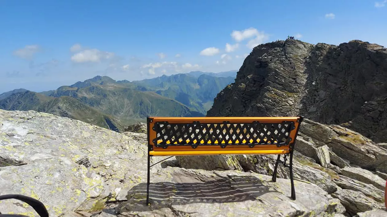 O bancă din lemn a fost cărată și montată la peste 2.500 metri altitudine, în Făgăraș. Gestul a stârnit numeroase controverse (FOTO)