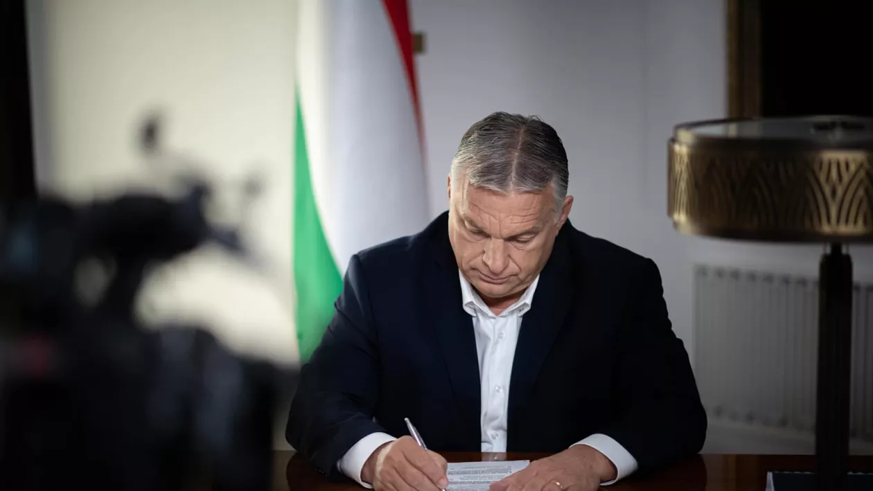 Ungaria continuă să cumpere clădirile istorice ale României. Mihai Eminescu a fost aplaudat la scenă deschisă în acest edificiu (GALERIE FOTO)