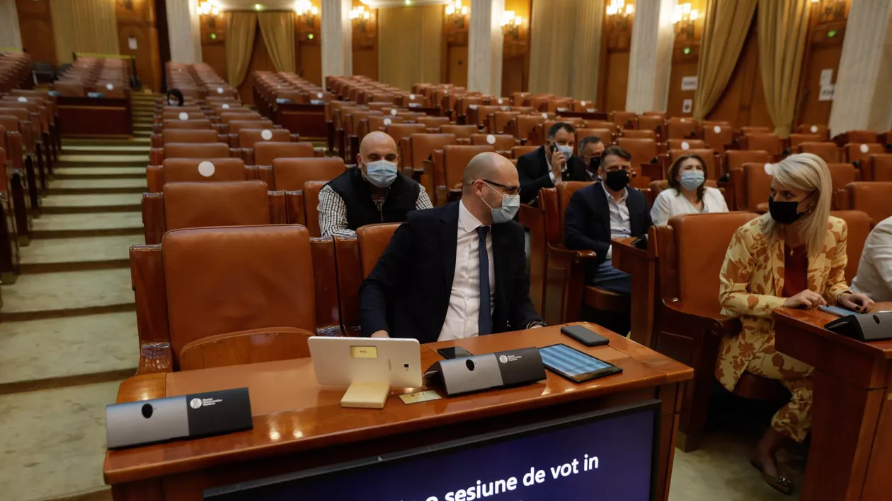 PNL a blocat din nou cu ajutorul PSD accelerarea moțiunii de cenzură. Propunerea privind stabilirea calendarului votării moțiunii a fost respinsă