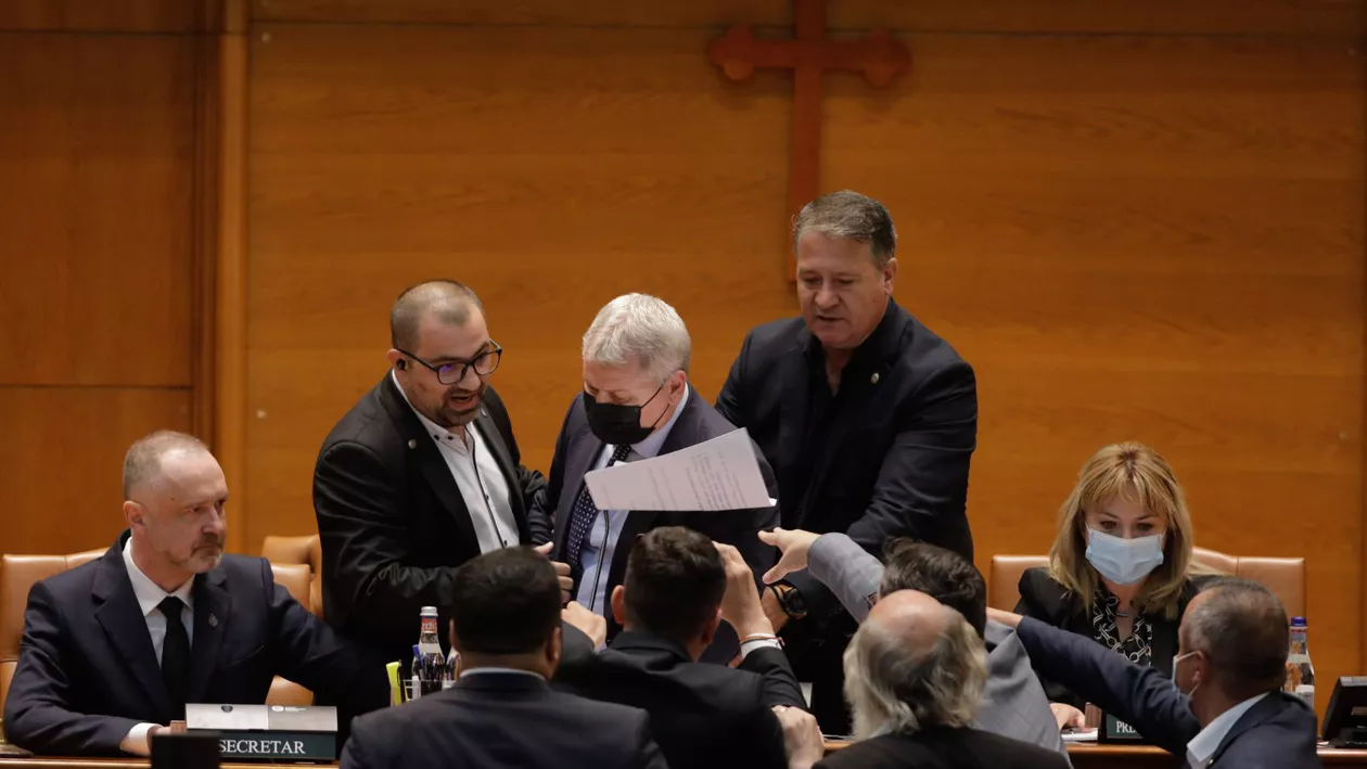 Momentul în care Florin Roman este înlăturat cu forța după ce a pretins că poate conduce plenul reunit. Chestorii au tras scaunul de sub el