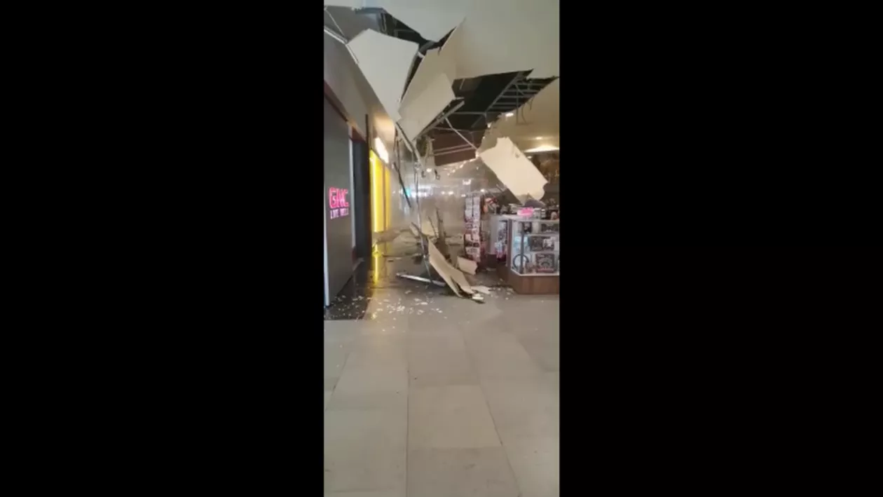 Tavanul dintr-un mall din Cluj s-a prăbuşit brusc, după ce s-a spart o conductă de apă (VIDEO)