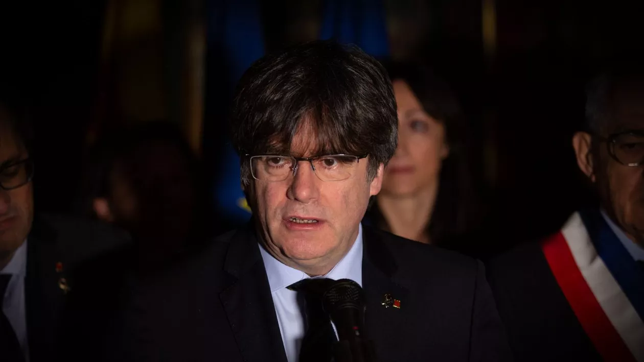 Poliția a blocat Barcelona pentru arestarea lui Carles Puigdemont. Dat în urmărire de 7 ani, separatistul catalan a apărut subit, a ținut un discurs și a dispărut în mulțime