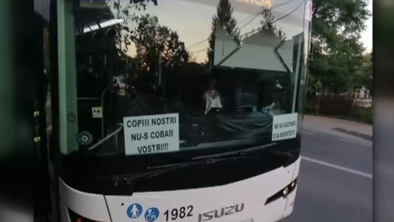Mesaje antivaccinare pe geamul unui autobuz din Iași. Șoferul riscă să rămână fără loc de muncă