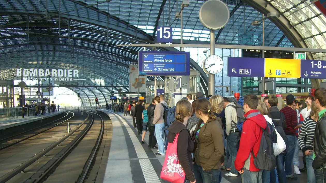 Mii de români aleg să revină în țară pentru că nu vor să se vaccineze sau să se testeze pe cheltuiala proprie. Unii spun că nici măcar nu cred în coronavirus