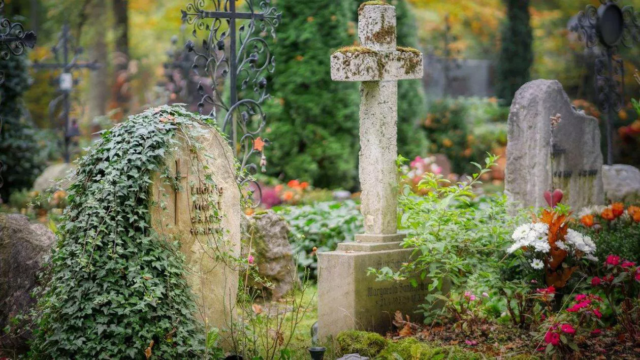 Tragedie în cimitir. Un bărbat a murit strivit de utilajul cu care lucra la amenajarea unei alei