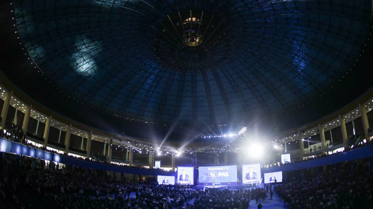 Intervenție SMURD la congresul PNL: Un delegat a căzut prin podeaua scenei modulare