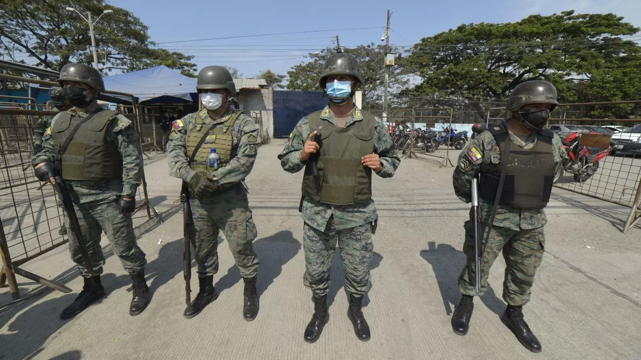 Poliția din Ecuador a arestat aproape 70 de persoane care aparțineau unei bande criminale, după ce au încercat să preia controlul asupra unui spital