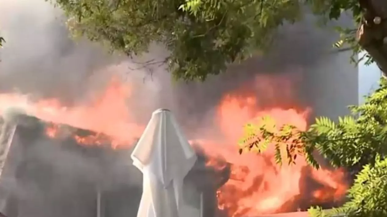 Incendiu la un hotel de fițe din stațiunea Mamaia. Flăcările au izbucnit chiar la recepție (VIDEO)