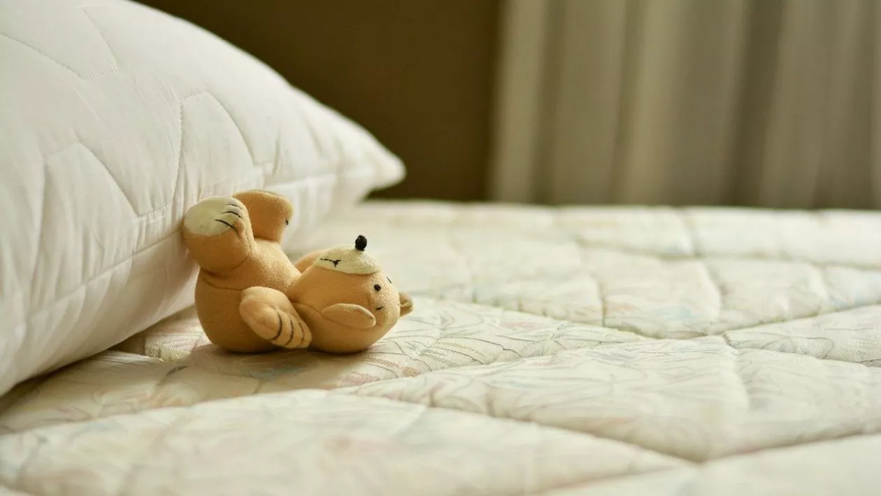 Cum și-a îngrijit o fetiță de 4 ani surorile mai mici timp de 3 zile, până când moartea tatălui lor a fost descoperită