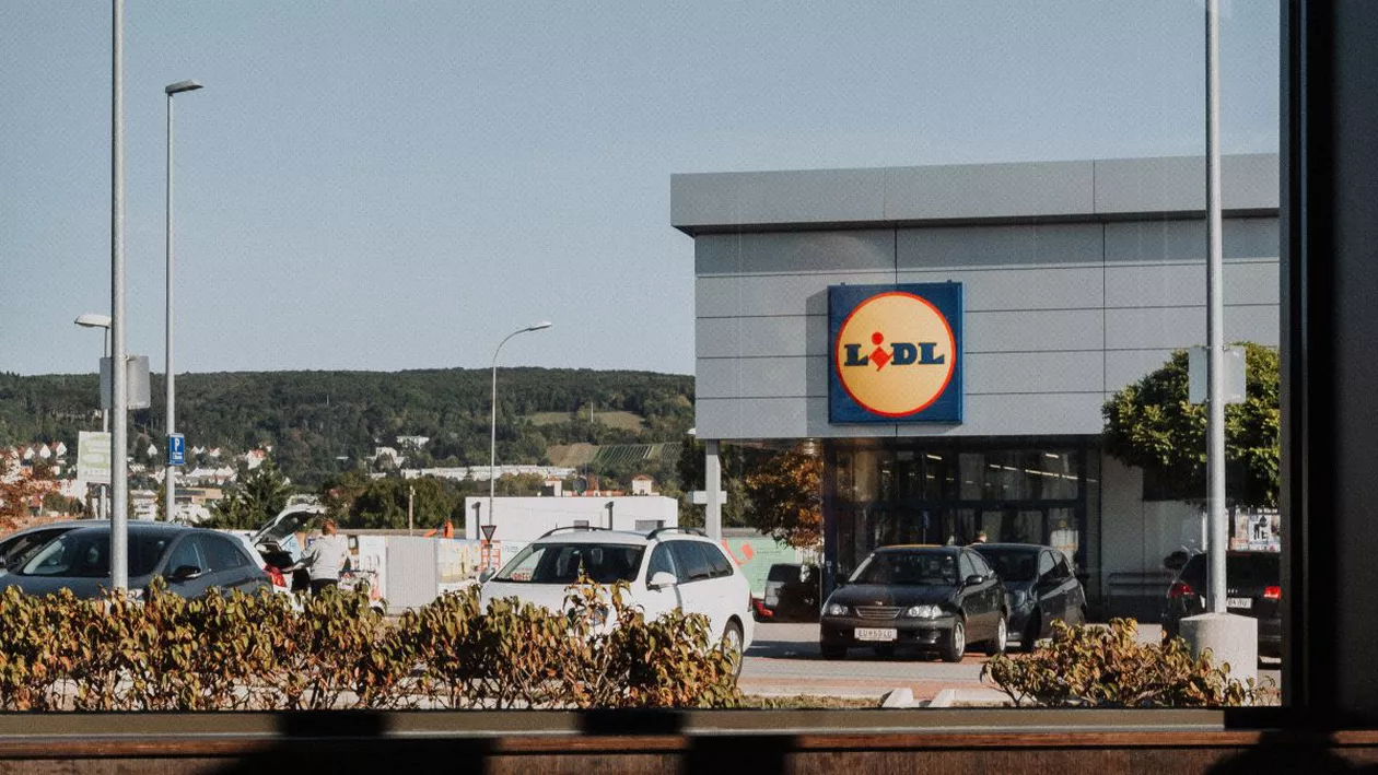 Surpriză de proporții pentru clienții Lidl. Cum vor putea achiziționa haine de brand la prețuri extrem de mici