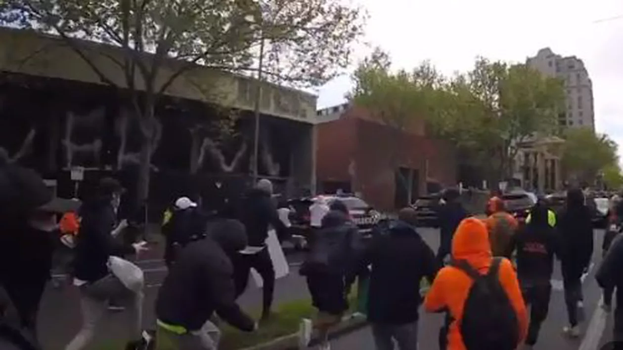 Proteste masive în Australia împotriva unui nou lockdown, după ce campania de vaccinare a eșuat. Sute de persoane, arestate