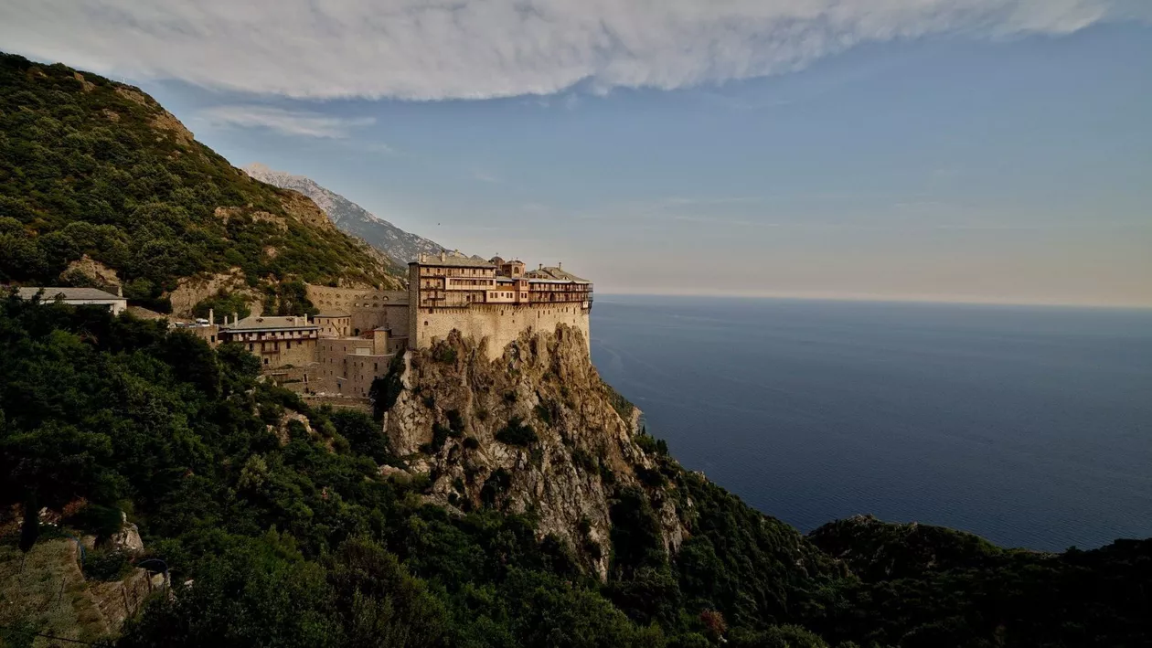 Jumătate dintre călugării de pe muntele Athos, infectați cu COVID-19