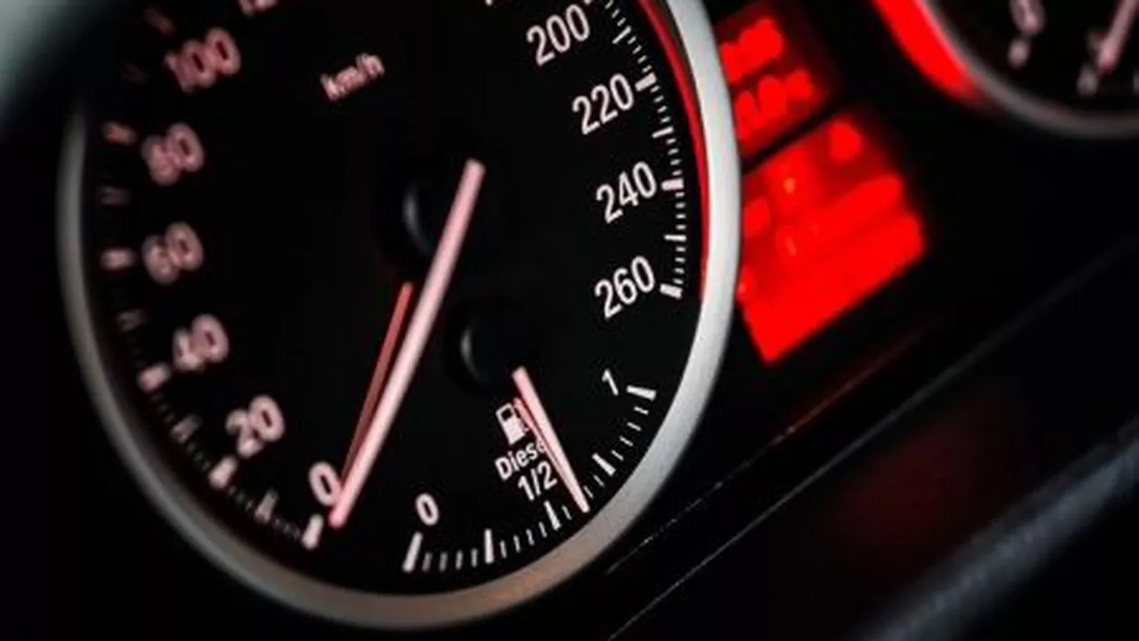 Şofer fără permis, prins de poliţiştii prahoveni conducând cu 104km/ h în localitate