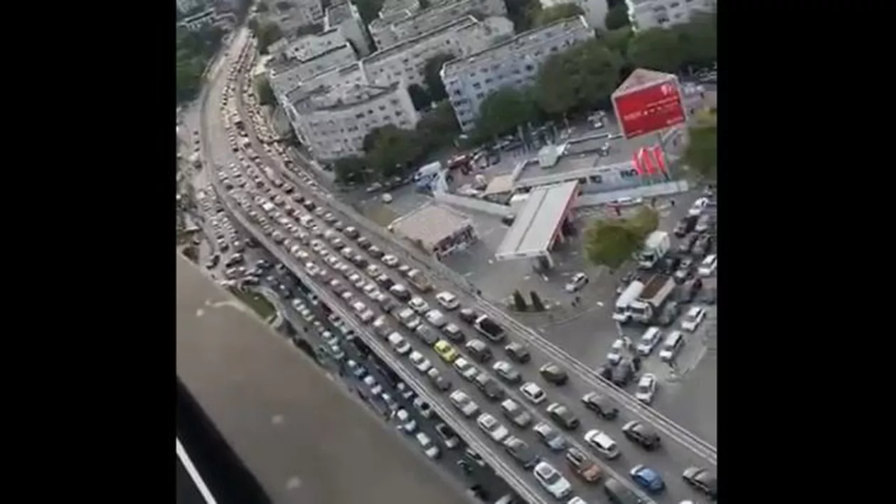 Trafic rutier paralizat în nordul Capitalei. Una dintre cele mai importane artere, blocată pentru o afacere privată