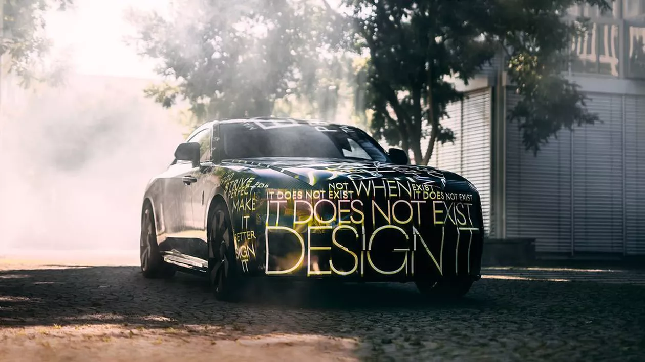 Rolls-Royce a prezentat primul său model electric. Mașina va fi disponibilă pe piaţă la sfârșitul anului 2023