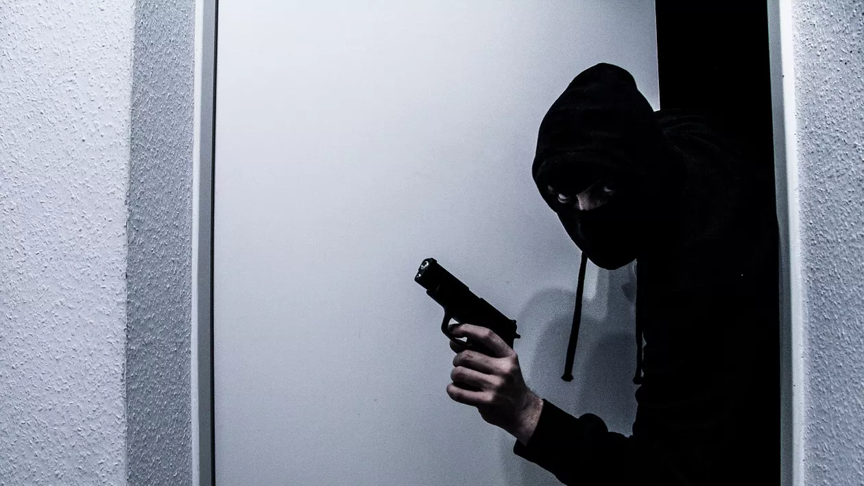 Jaf armat la o bancă din Iași. Infractorul a plecat cu mâinile goale