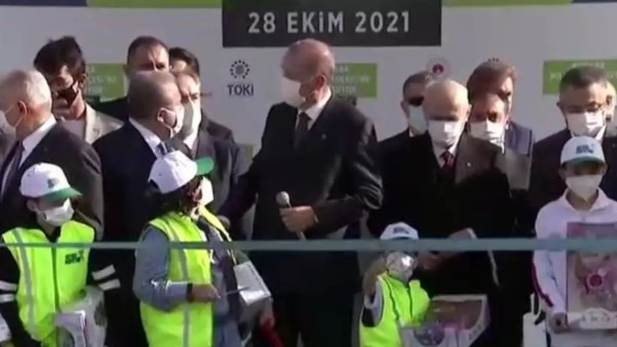 O fetiţă i-a stricat lui Erdogan momentul festiv. A tăiat panglica în locul președintelui turc (VIDEO)