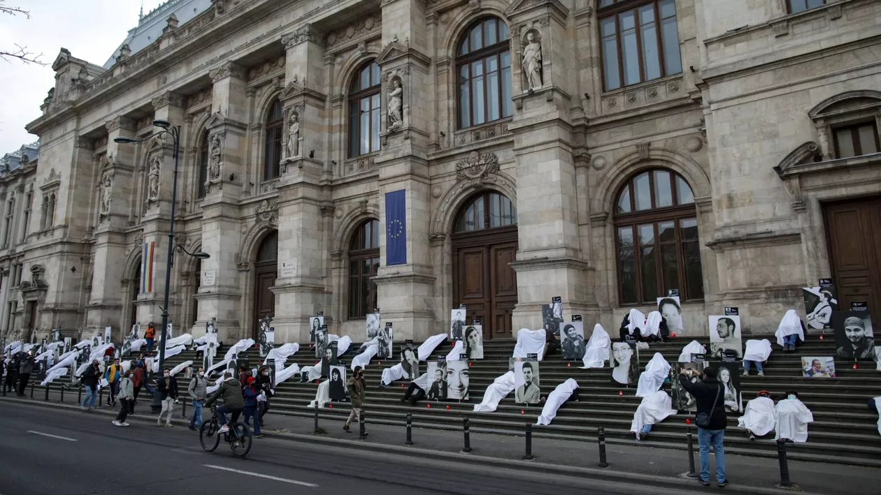 Fotografiile victimelor de la Colectiv, aduse în semn de protest pe treptele Curții de Apel București, care amână o decizie definitivă