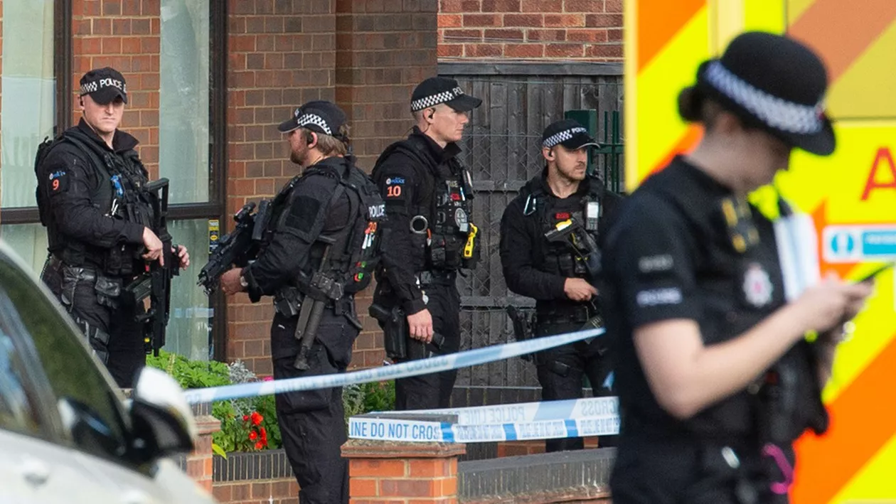 Principalul suspect pentru uciderea parlamentarului britanic David Amess, audiat ore întregi de forțele antitero. BBC: Un nou atac terorist e încă „probabil” în Marea Britanie