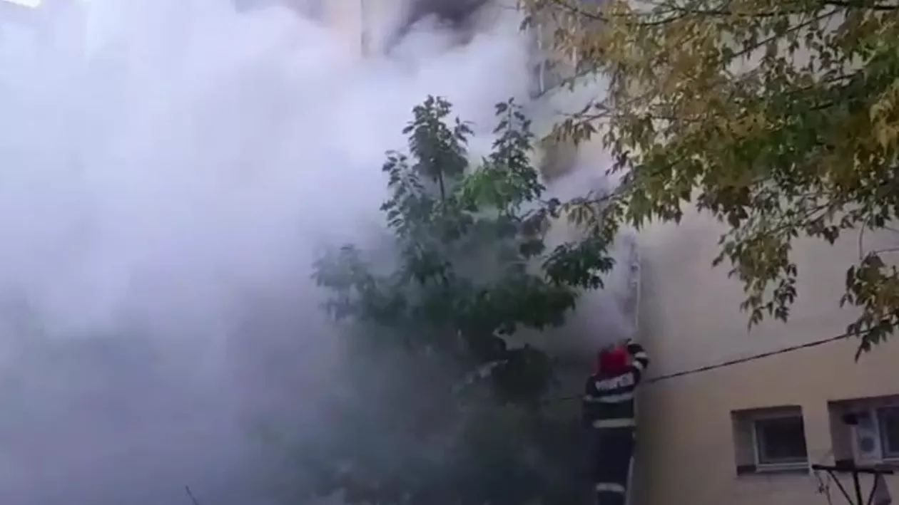 Incendiu puternic într-un bloc din Alexandria. Mai multe victime cu arsuri și intoxicate cu fum, spitalizate (VIDEO)