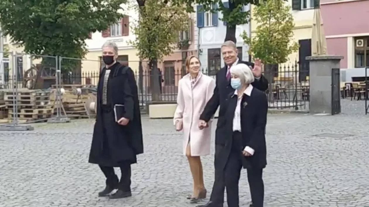 Președintele Iohannis și soția sa au fost prezenți la inaugurarea Catedrala Evanghelică din centrul Sibiului, după o reabilitare care a ținut 3 ani