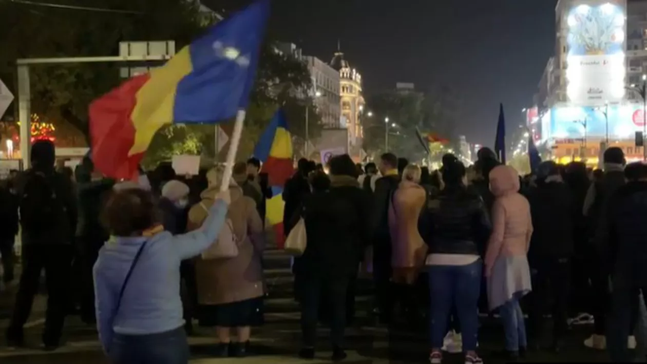 Protest împotriva vaccinării obligatorii, în București. Sute de oameni au blocat traficul de la Universitate (VIDEO)