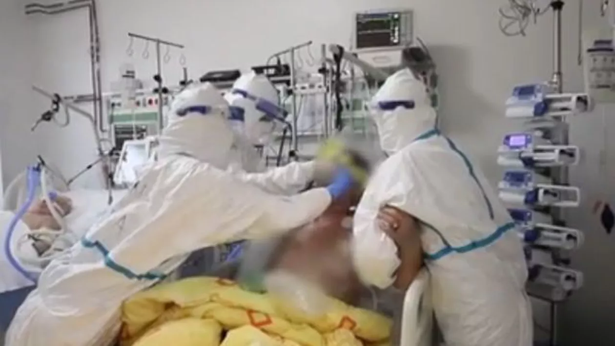 Imagini cumplite de la ATI. O pacientă care abia respiră: Nu m-am vaccinat din prostie. Ne-am luat după alți tâmpiți!
