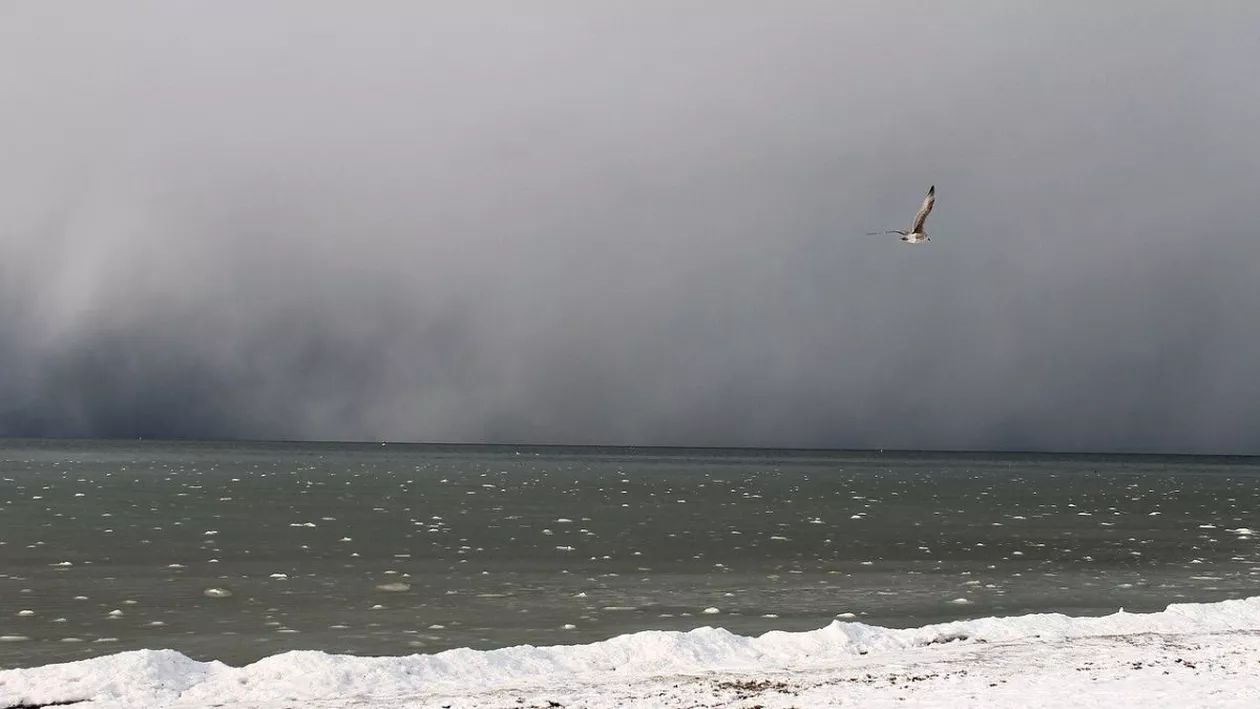 Cod galben și portocaliu de ploi și vijelie în Dobrogea. Porturile Constanţa Nord, Constanţa Sud - Agigea şi Midia, închise din cauza vântului