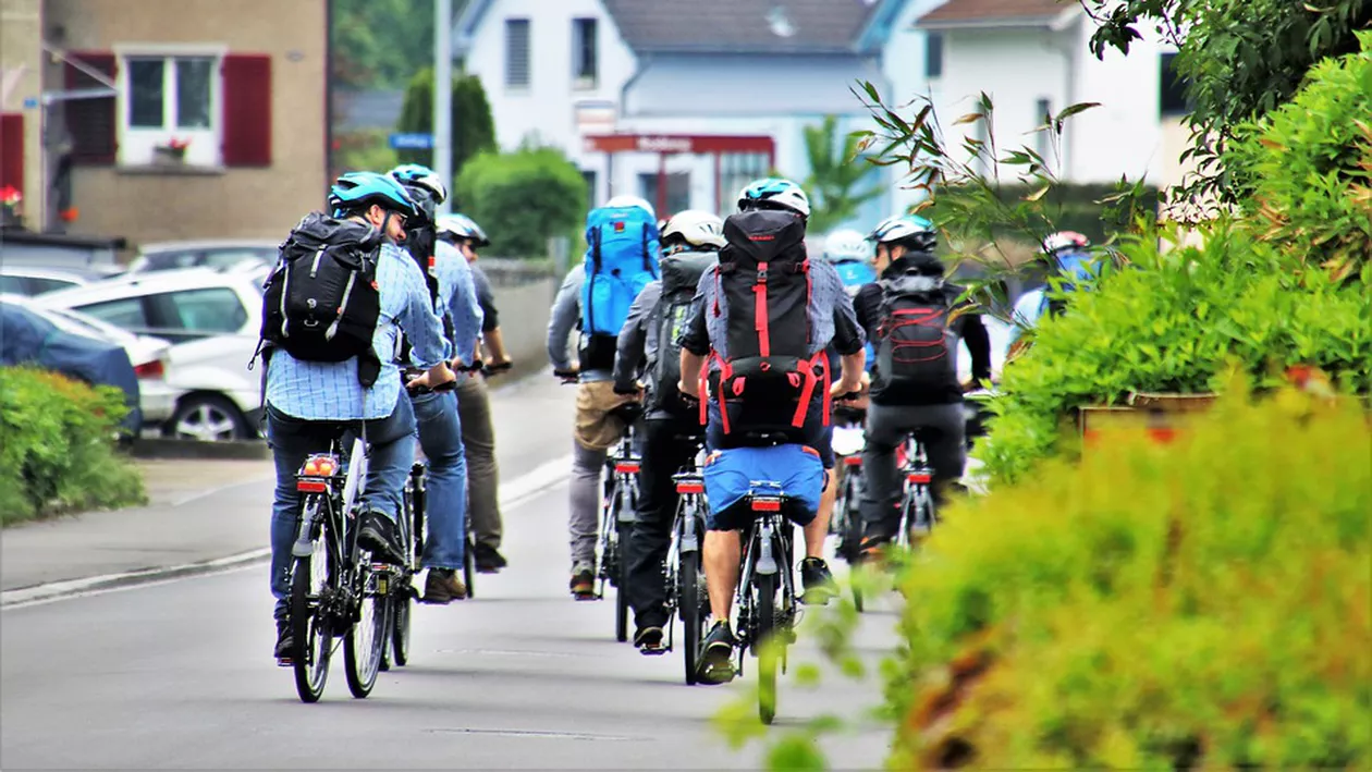 Regulile după care şoferii sunt obligaţi să depăşească bicicletele și trotinetele au fost modificate
