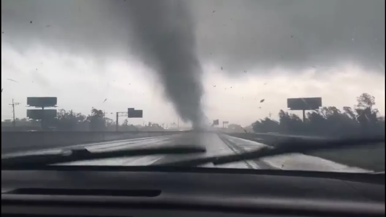 A început sezonul tornadelor în SUA. Aproximativ 65.000 de persoane au rămas fără energie electrică (VIDEO)