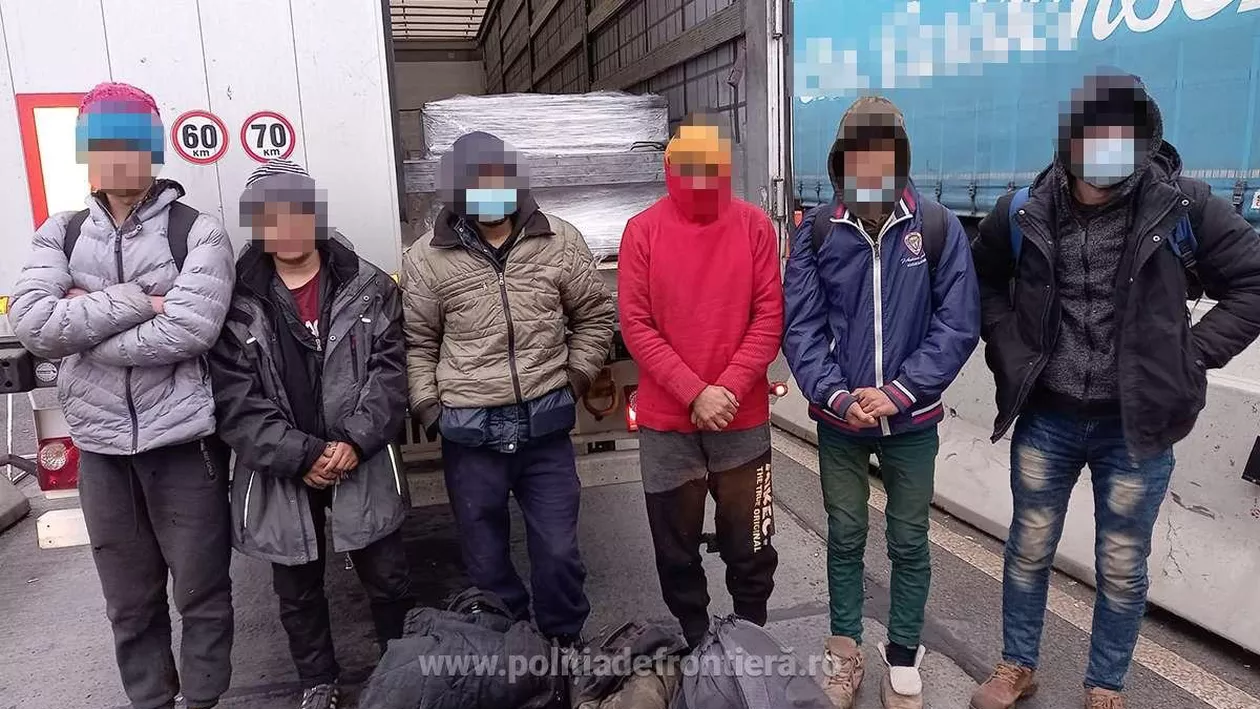 27 de migranți afgani ascunși în două TIR-uri, depistați de polițiștii de frontieră
