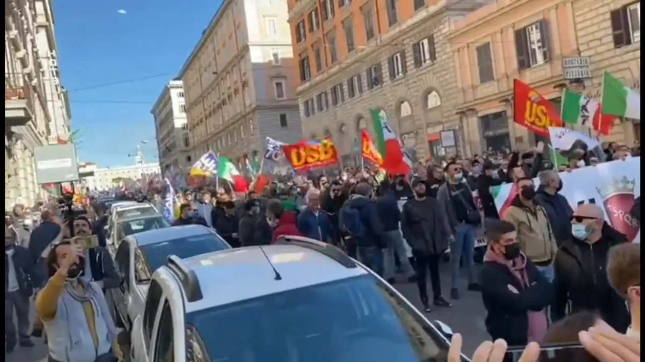 Un nou protest împotriva certificatului verde are loc în Occident. Cetățenii italieni au ieșit în stradă după ce guvernul italian a anunțat noi restricții pentru persoanele nevaccinate