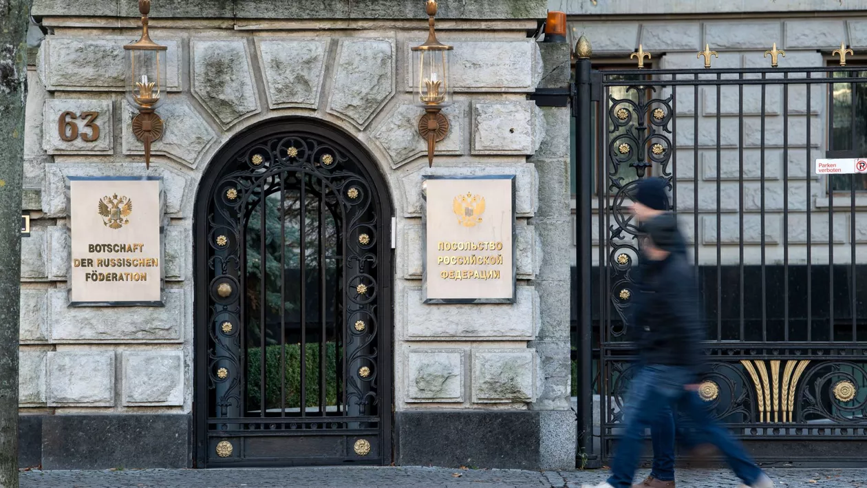 ”Spion al lui Vladimir Putin”, găsit mort în fața Ambasadei Rusiei la Berlin. Bărbatul a căzut de la etaj. Ambasada a blocat investigația