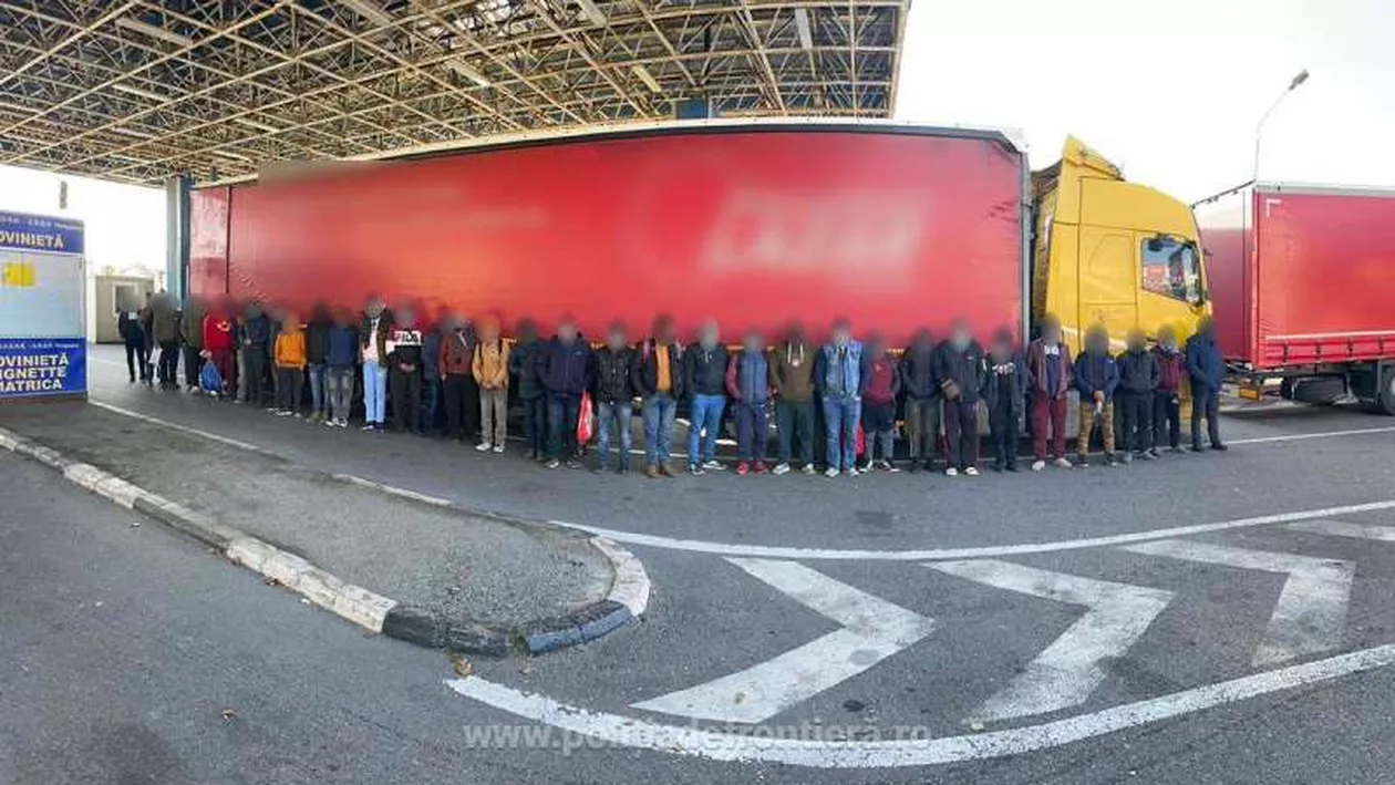 44 de migranți au fost depistați ascunși într-un TIR de polițiștii de frontieră din Arad