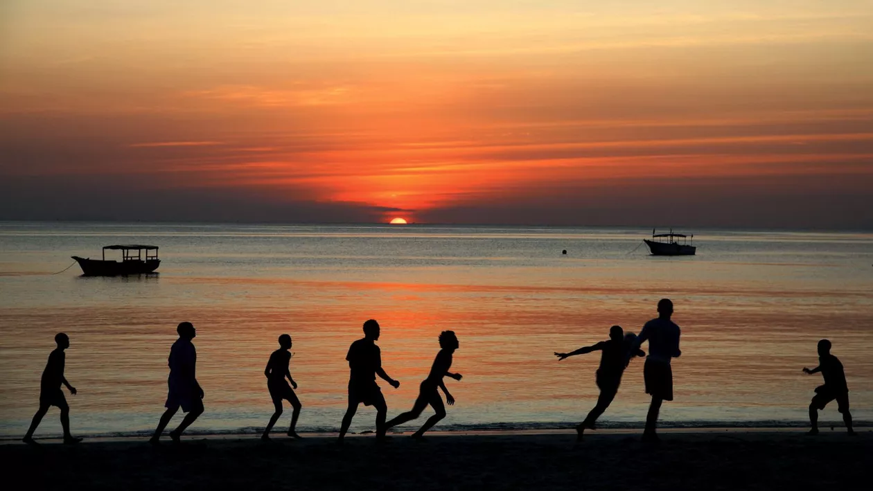 Noua tulpină gigant de COVID-19, lovitură pentru românii care plănuiau de sărbători să dea frigul din țară pe căldura din Africa. Destinațiile exotice, trecute pe lista roșie