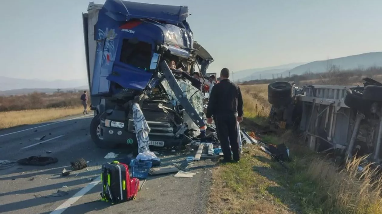 Accident grav pe centura ocolitoare a municipiului Caransebeș. Unul dintre șoferi a murit, iar altul se află la spital, după ce patru TIR-uri s-au ciocnit