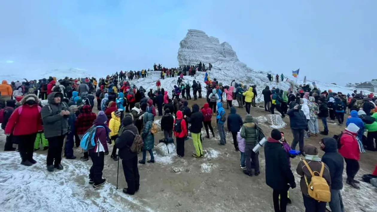 Piramida Soarelui din Bucegi a adunat, din nou, mii de turiști.  Salvamontiștii au intervenit! (video)