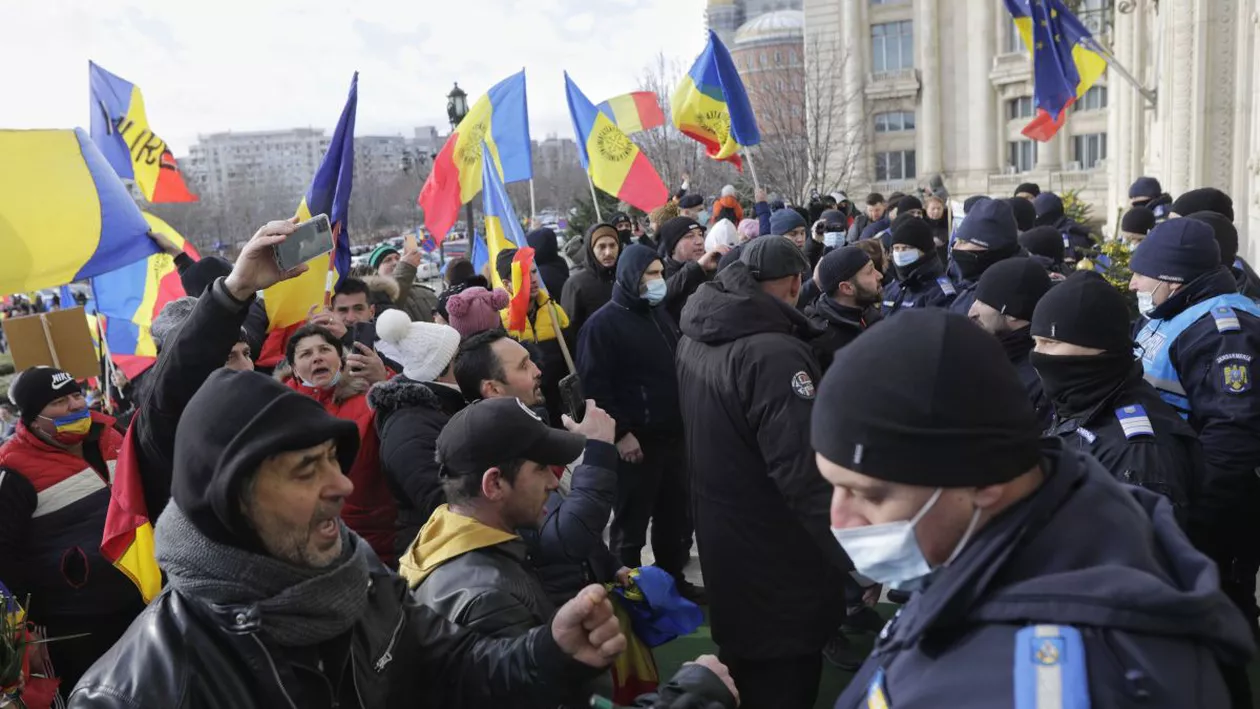 Momentul în care protestatarii AUR încearcă să forțeze intrarea în Senat, după ce au pătruns în curtea Parlamentului ( Video & Galerie Foto)