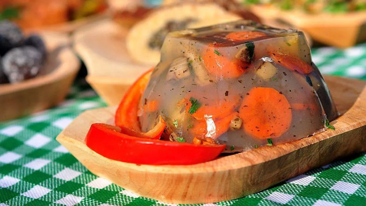 Specialiștii trag un semnal de alarmă înainte de Revelion! De unde este mai sigur să cumperi salată de boeuf și piftia